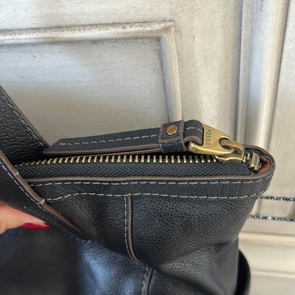 Fossil Black Tote Bag with Sleek Design and Durable Material - Picture 4 of 5